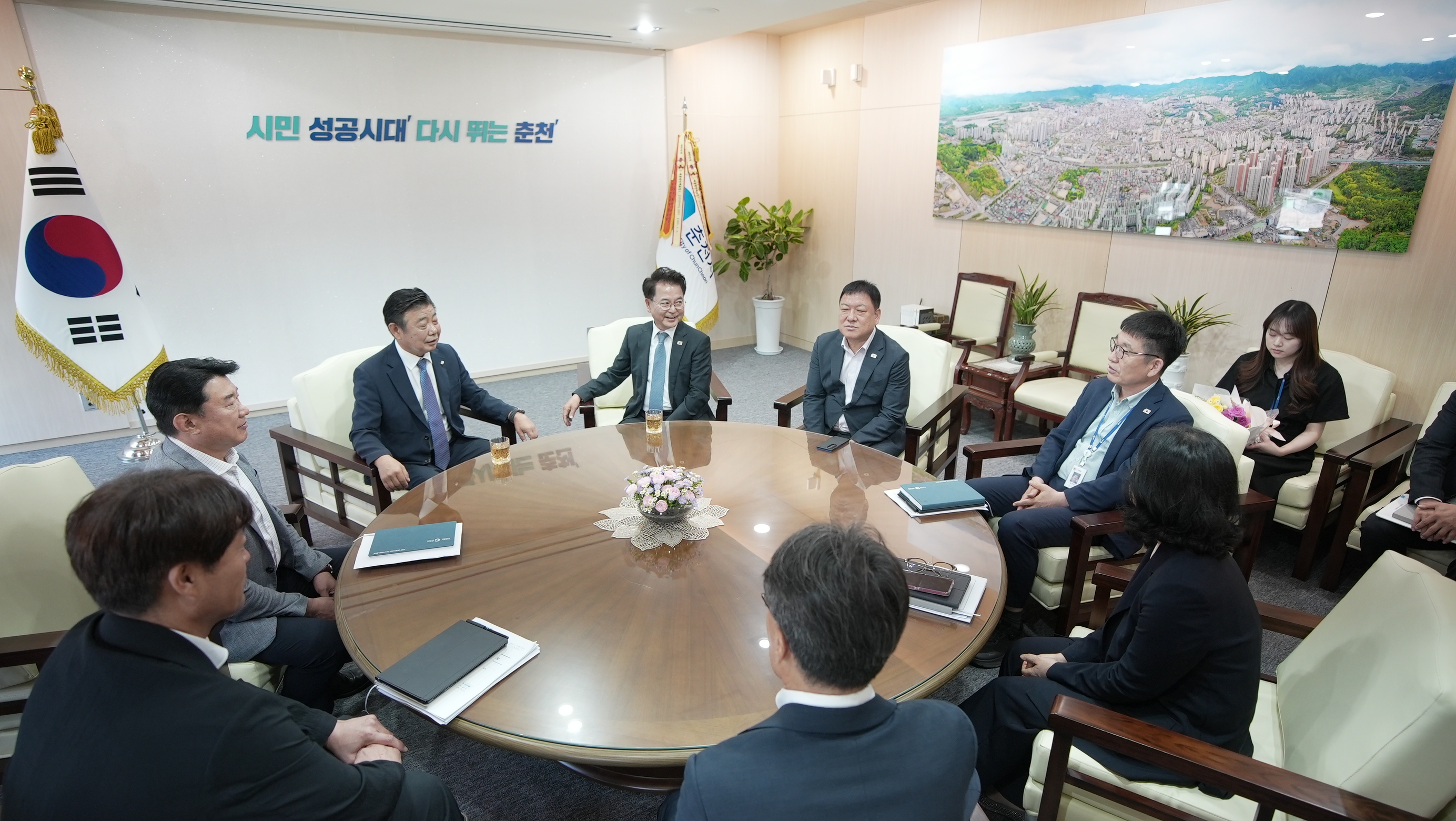 20260629 김진호 춘천시 의장 육동한시장님 방문 (접견실)