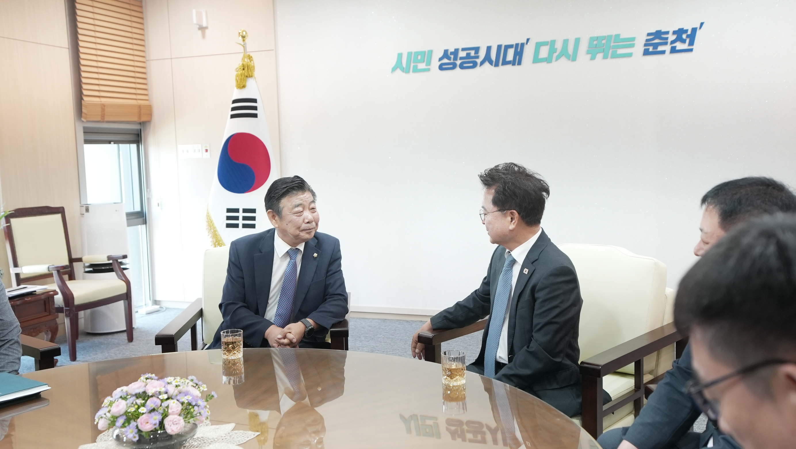 20260629 김진호 춘천시 의장 육동한시장님 방문 (접견실)