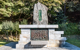 은행나무가 앞에 있고 하얀 건물의 (구)도지사관사