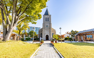 은행나무가 앞에 있고 하얀 건물의 (구)도지사관사